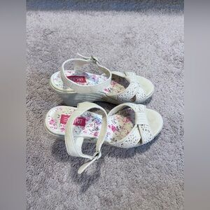 Women’s strapped sandals